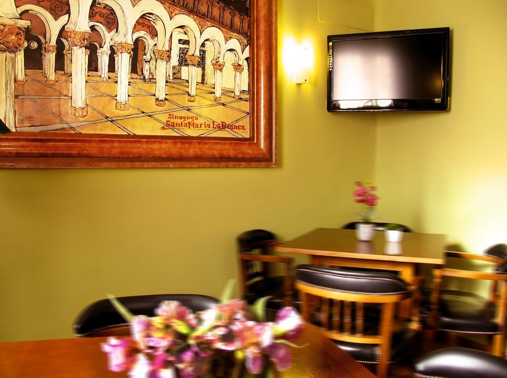 Hostal Los Guerreros Toledo Exterior photo